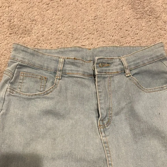 Jeans With White Lace Detail - Picture 4 of 12